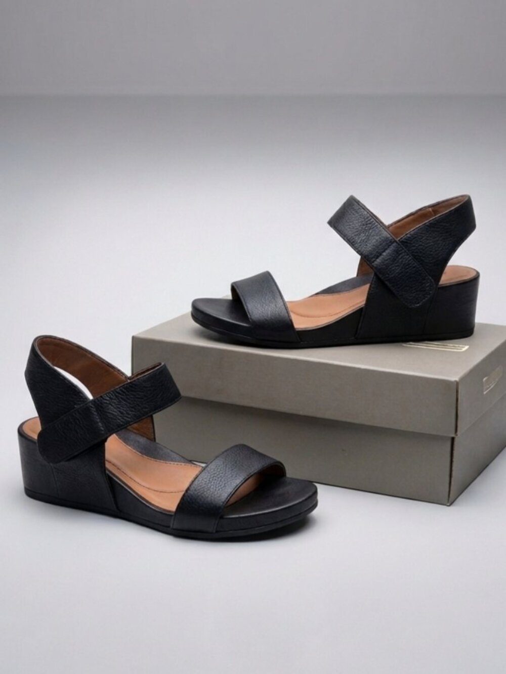Gentle Souls by Kenneth Cole Black Gisele Two Band Wedge Sandals Size 7